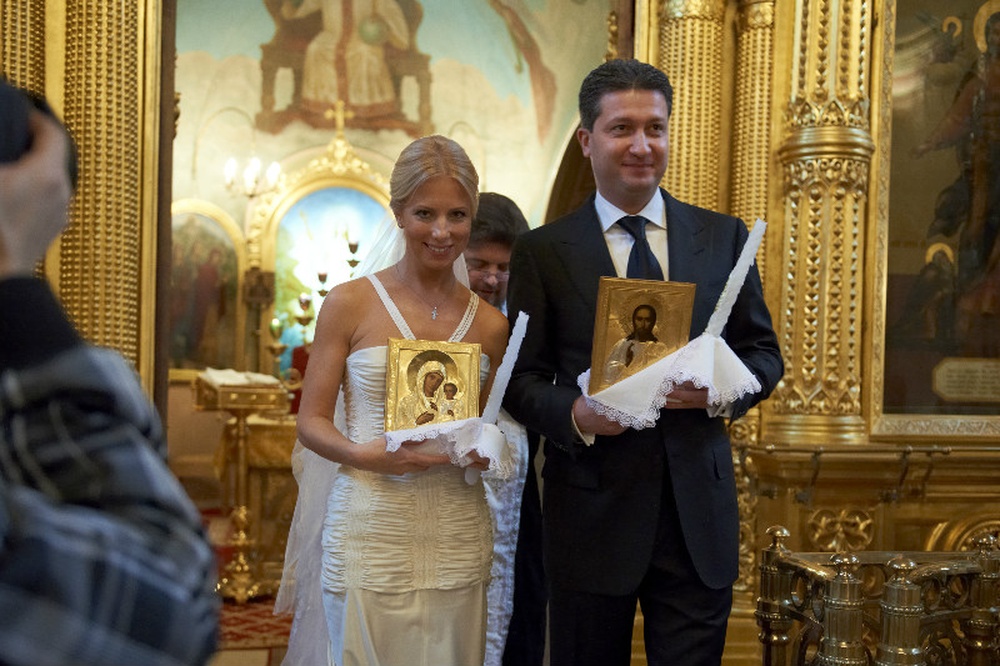 Рис 2. Тимур Иванов и Светлана Маниович венчаются в церкви.jpg